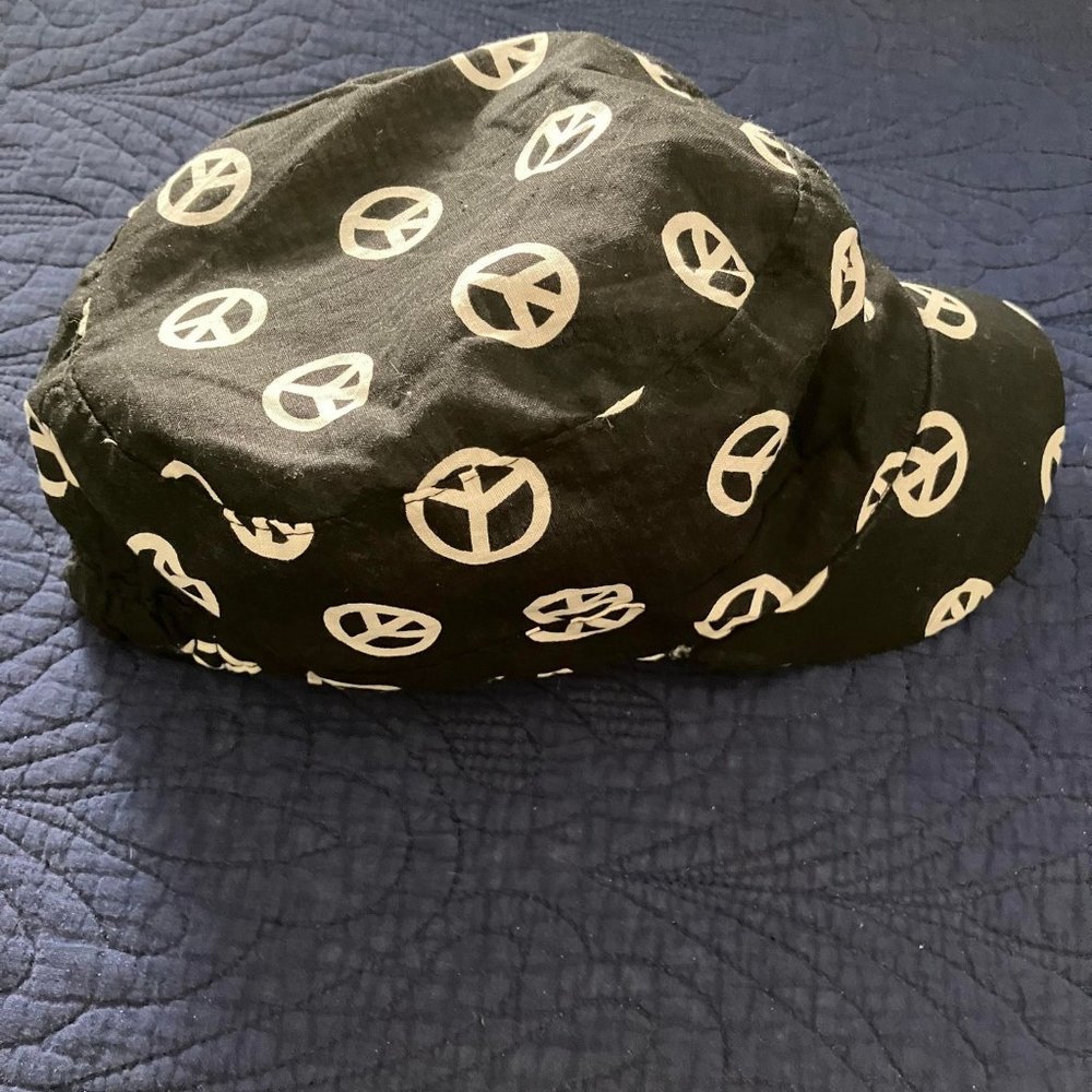 Black juniors peace sign hat